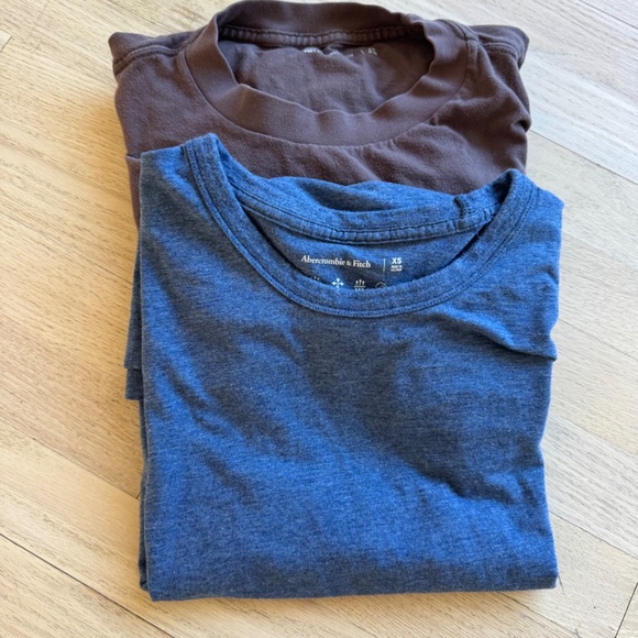 Lot of 2 Abercrombie & Fitch Men's T-Shirt in Navy Blue & Brown XS - Picture 3 of 5